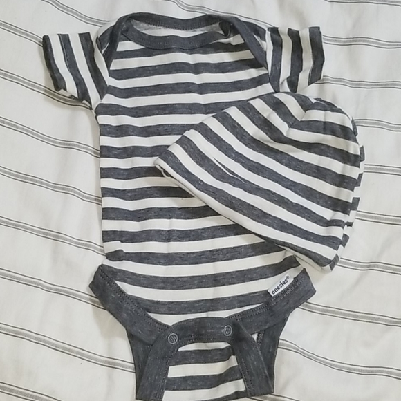 5 piece newborn Gerber onsie + beanie sets bundle - Picture 6 of 6